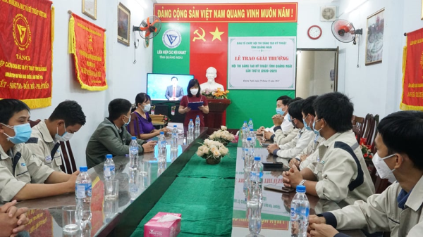 Trao giải thưởng Hội thi Sáng tạo Kỹ thuật tỉnh lần thứ 12 (2020-2021) cho các giải pháp đạt giải của Công ty THHH Công nghiệp nặng Doosan Việt Nam