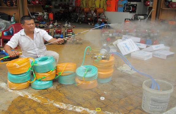 Anh Phạm Thế Minh với sáng kiến cải tiến máy xịt thuốc trừ sâu tiện dụng và hiệu quả