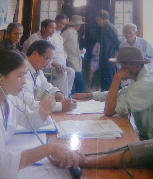 Hội Đông y huyện Bình Sơn thăm khám, bốc thuốc và châm cứu miễn phí tại xã Bình Đông, huyện Bình Sơn